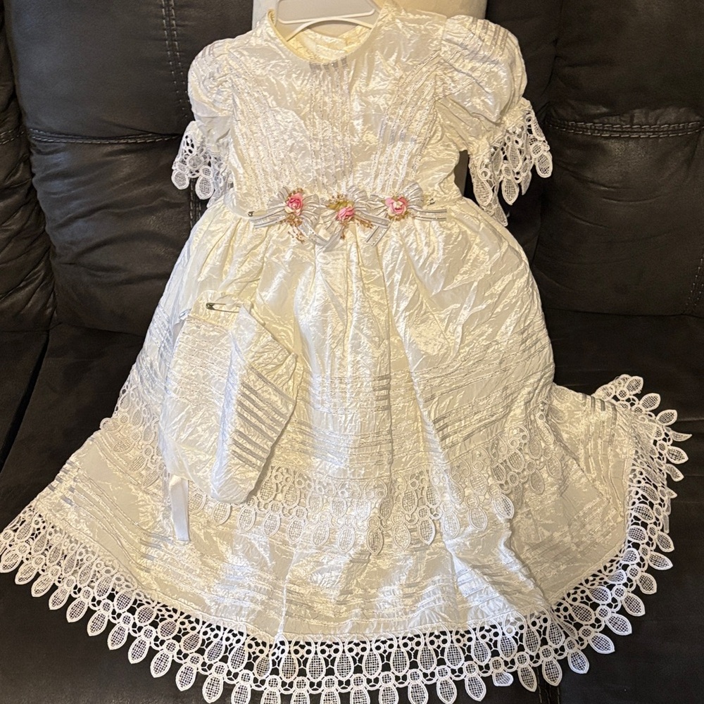 Elegant White Lace Dress with Floral Accents Bautizm ropon style.